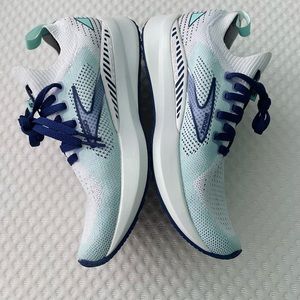 Brooks Levitate StealthFit GTS 5